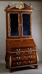 Bibliothèque bureau George I avec côtés bombés et montures en or moulu, c.1720